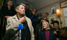L'écrivain Emmanuel Carrere (g) après avoir reçu le prix Médicis pour son roman "Kolkhoze", aux côtés de l'écrivaine britannique Nina Alan (2e droite), lauréate du prix Médicis de littérature étrangère pour son roman "Les bons voisins", au restaurant La Méditerranée à Paris, le 5 novembre 2025 ( AFP / Julie SEBADELHA )