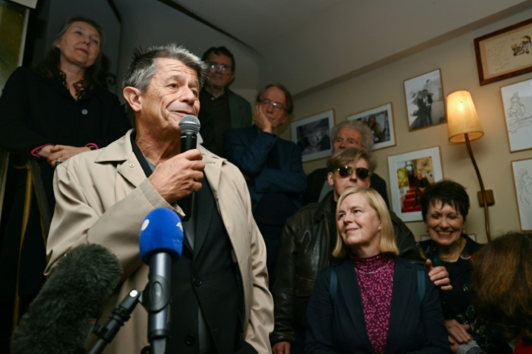 L'écrivain Emmanuel Carrere (g) après avoir reçu le prix Médicis pour son roman "Kolkhoze", aux côtés de l'écrivaine britannique Nina Alan (2e droite), lauréate du prix Médicis de littérature étrangère pour son roman "Les bons voisins", au restaurant La Méditerranée à Paris, le 5 novembre 2025 ( AFP / Julie SEBADELHA )