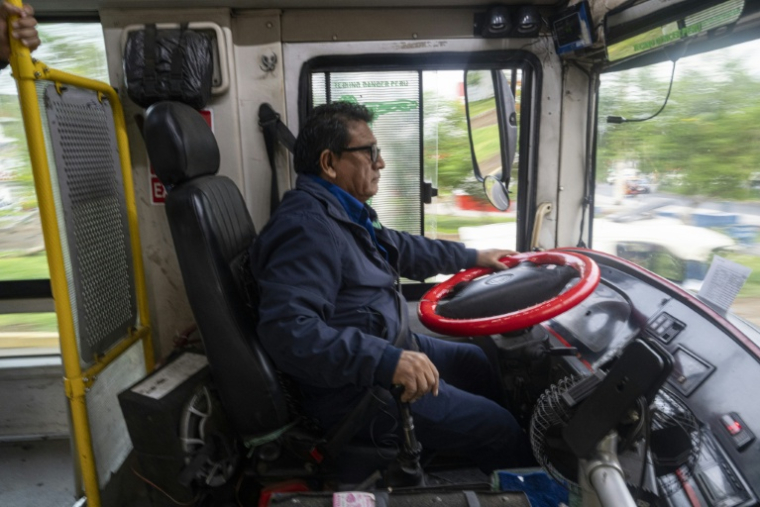 Zacarias Lopez Bujaico conduit un bus de la compagnie Santa Catalina dans le district populaire de San Juan de Lurigancho, le 8 avril 2026 à Lima  ( AFP / ERNESTO BENAVIDES )