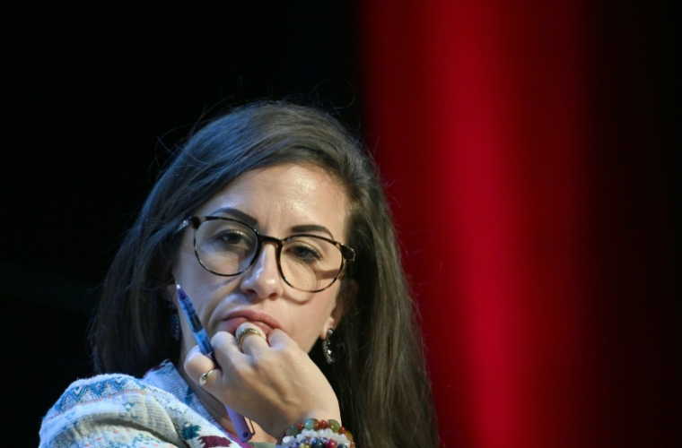 Myriam Lebkiri, référente sur les questions d'égalité femmes-hommes à la CGT, participe à un rassemblement à Châteaudun, dans l'Eure-et-Loir, le 30 août 2025 ( AFP / JEAN-FRANCOIS MONIER )