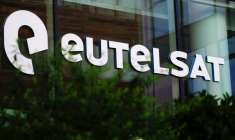 Le logo d'Eutelsat au quartier général de l'entreprise à Issy-les-Moulineaux