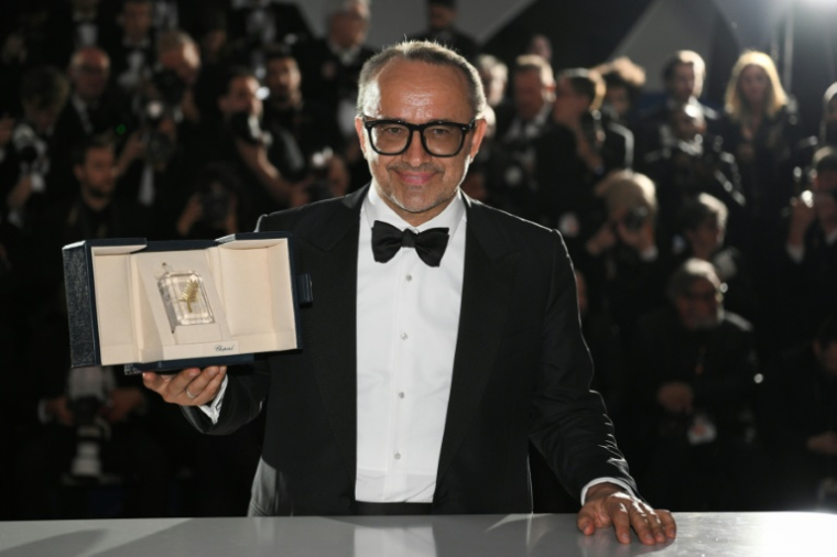 Le réalisateur et scénariste russe Andreï Zvyagintsev après avoir remporté le Grand Prix pour le film « Minotaure » lors de la cérémonie de clôture de la 79e édition du Festival de Cannes, le 23 mai 2026 ( AFP / Olivier CHASSIGNOLE )