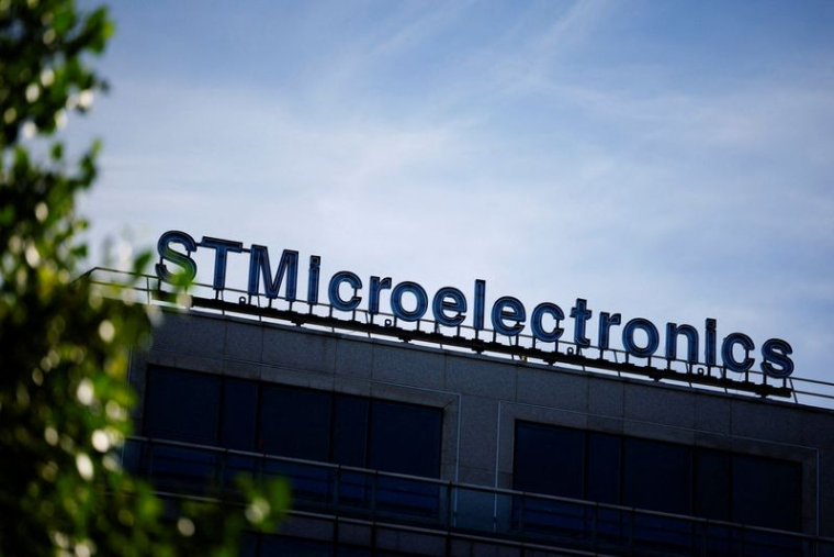 Le logo de STMIcroelectronics est visible à l'extérieur d'un bâtiment de l'entreprise à Montrouge.