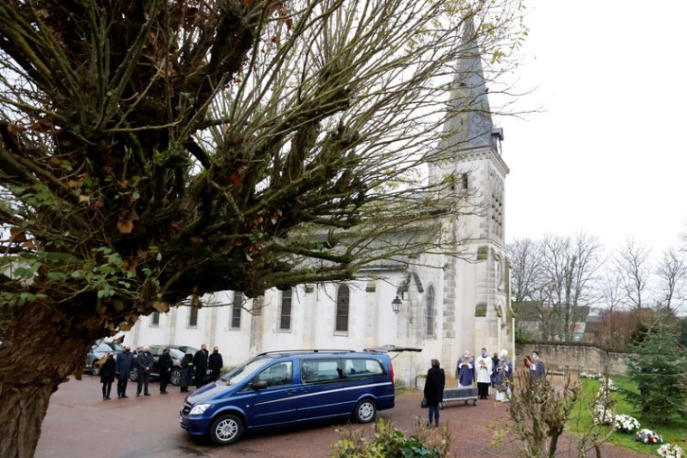 FRANCE: GISCARD A ÉTÉ INHUMÉ À AUTHON, DANS L'INTIMITÉ FAMILIALE