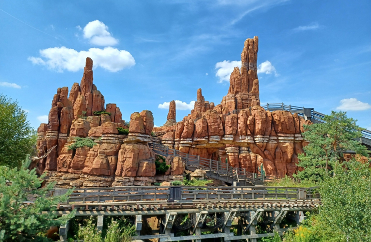 Big Thunder Mountain de Disneyland Paris: ses roches de couleur rouge due à la présence d'oxydes de fer et ses falaises abruptes sont directement inspirées des sites naturels emblématiques de l'Ouest américain. (crédit: Adobe Stock)