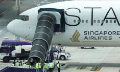 L'avion de Singapore Airlines, le vol SQ321, stationné sur le tarmac après un atterrissage d'urgence à l'aéroport de Bangkok