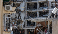Des secouristes israéliens fouillent les décombres d'un bâtiment touché par des tirs de missiles iraniens dans la ville côtière de Bat Yam, au sud de Tel-Aviv, le 15 juin 2025 ( AFP / GIL COHEN-MAGEN )