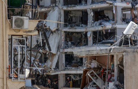 Des secouristes israéliens fouillent les décombres d'un bâtiment touché par des tirs de missiles iraniens dans la ville côtière de Bat Yam, au sud de Tel-Aviv, le 15 juin 2025 ( AFP / GIL COHEN-MAGEN )