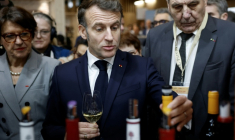 Le président Emmanuel Macron goûte un vin lors de sa visite au salon Wine Paris 2026 au parc des expositions de la Porte de Versailles, le 9 février 2026 à Paris ( POOL / Yoan VALAT )