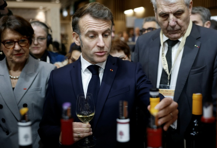 Le président Emmanuel Macron goûte un vin lors de sa visite au salon Wine Paris 2026 au parc des expositions de la Porte de Versailles, le 9 février 2026 à Paris ( POOL / Yoan VALAT )