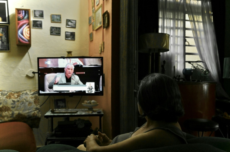 Une Cubaine regarde un discours télévisé du président Miguel Diaz-Canel lors de la troisième session extraordinaire de l'Assemblée nationale du pouvoir populaire de Cuba, le 18 juin 2026 à La Havane ( AFP / Yamil LAGE )