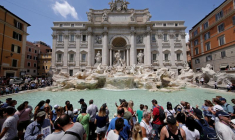 Vue sur la fontaine de Trevi à Rome