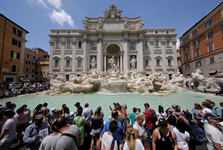 Vue sur la fontaine de Trevi à Rome