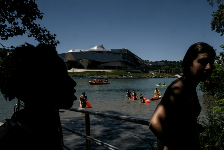 Des personnes se baignent à Lyon le 29 juin 2025 ( AFP / JEFF PACHOUD )