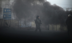 Un combattant kurde à l'entrée de la ville de Tabqa avant sa reprise par les forces de Damas, le 17 janvier 2026 ( AFP / Delil SOULEIMAN )