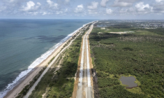 Vue aérienne de l'autoroute côtière Lagos-Calabar, qui longe l'océan Atlantique sur la péninsule de Lekki, dans l'État de Lagos, le 17 avril 2026. ( AFP / OLYMPIA DE MAISMONT )