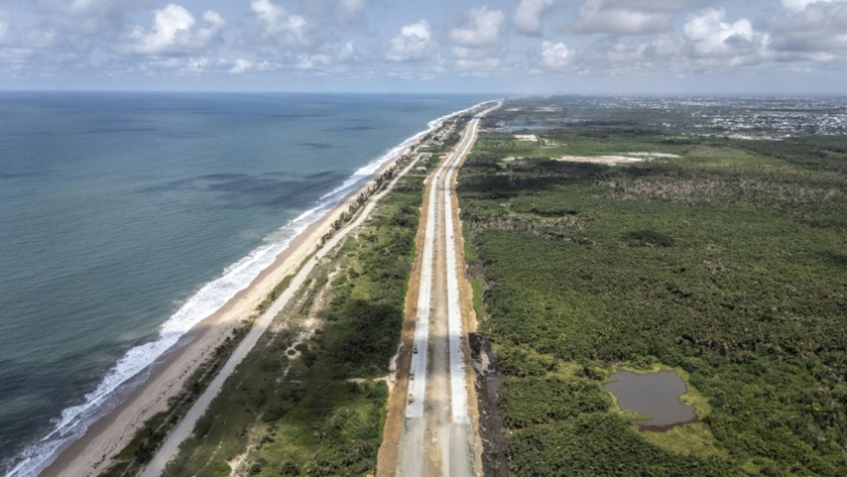 Vue aérienne de l'autoroute côtière Lagos-Calabar, qui longe l'océan Atlantique sur la péninsule de Lekki, dans l'État de Lagos, le 17 avril 2026. ( AFP / OLYMPIA DE MAISMONT )