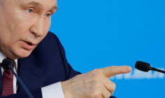 Le président russe Vladimir Poutine prononce un discours lors d'une réunion avec les dirigeants du ministère russe des Affaires étrangères à Moscou