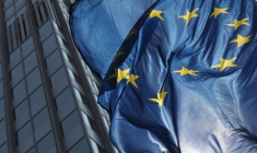 Le drapeau européen devant le siège de la BCE à Francfort