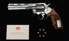 Photo du revolver offert au président lituanien par le président turc, à l'issue d'un sommet à Ankara, le 9 juillet 2026 ( OFFICE OF THE LITHUANIAN PRESIDENT / Eitvydas KINAITIS )