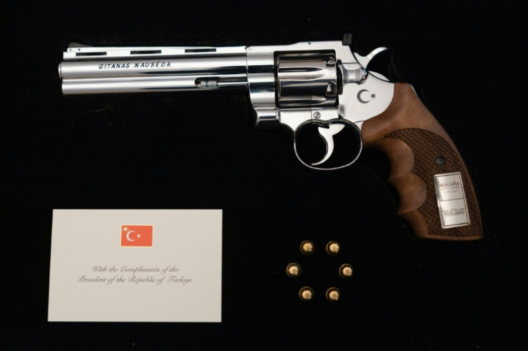 Photo prise le 9 juillet 2026 et diffusée par le Bureau du président lituanien d'un revolver offert par le président turc Recep Tayyip Erdogan au président lituanien Gitanas Nauseda, à l'issue du sommet de l'Otan à Ankara, gravé à son nom et accompagné de munitions réelles, lors d'une présentation à la presse à Vilnius, en Lituanie ( Bureau du président lituanien  / Eitvydas KINAITIS )