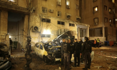 Une voiture atteinte par une frappe à Holon, près de Tel-Aviv en Israël, le 15 mars 2026 ( AFP / Jack GUEZ )