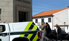 PLa police escorte l'ex-policier français Cedric Prizzon (g), soupçonné de double homicide et d'enlèvement, jusqu'au palais de justice de Vila Nova de Foz Coa, Guarda, dans le nord-est du Portugal, le 26 mars 2026 ( AFP / Levi FERNANDES )