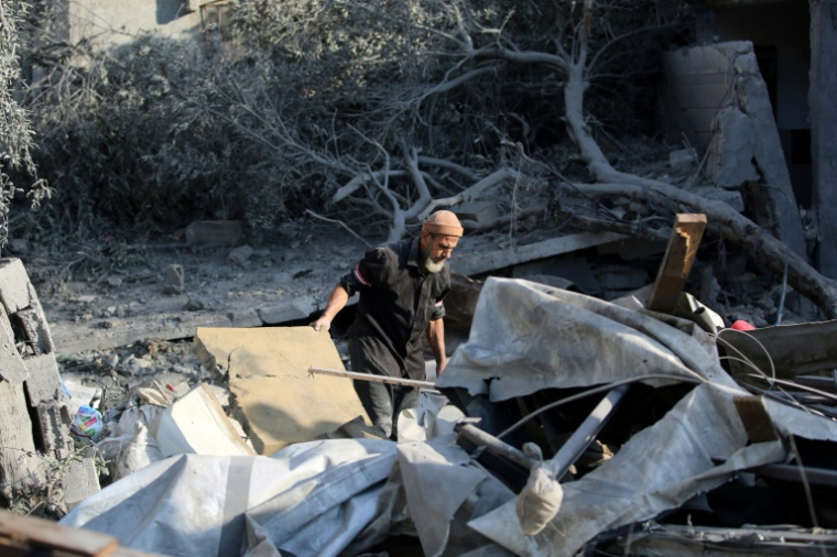 Un Palestinien constate les dégâts après une frappe israélienne nocturne qui a touché Nousseirat, dans le centre de la bande de Gaza, le 13 juillet 2025 ( AFP / Eyad BABA )