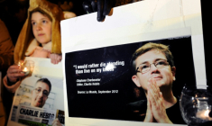 Une photo de "Charb", brandie lors d'un rassemblement près de l'ambassade de France à Tbilissi (Géorgie), le 8 janvier 2015, au lendemain de l'attentat à Paris contre Charlie Hebdo ( AFP / VANO SHLAMOV )