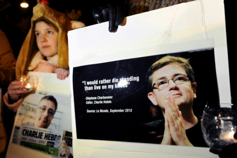 Une photo de "Charb", brandie lors d'un rassemblement près de l'ambassade de France à Tbilissi (Géorgie), le 8 janvier 2015, au lendemain de l'attentat à Paris contre Charlie Hebdo ( AFP / VANO SHLAMOV )