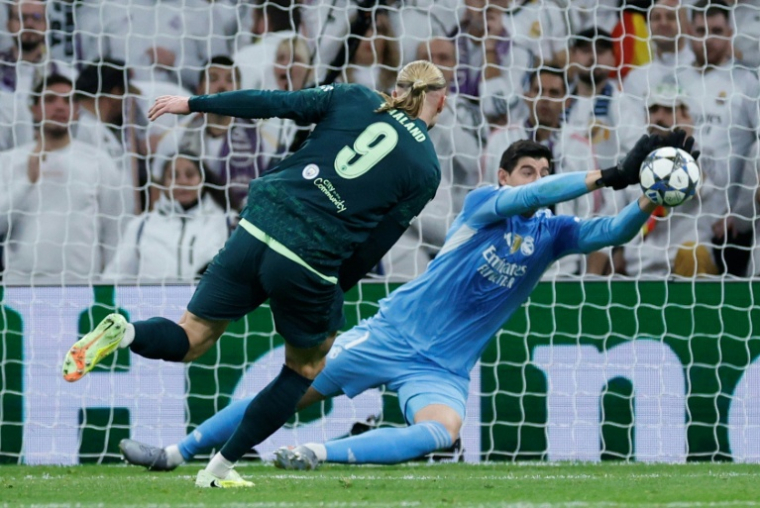 Le gardien du Real Madrid Thibaut Courtois face à l'attaquant de Manchester City Erling Haaland le 10 décembre 2025 dans le stade Santiago Bernabeu de Madrid  ( AFP / Oscar DEL POZO )