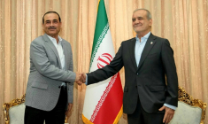 Photo fournie par la présidence iranienne montrant le président iranien Massoud Pezeshkian (à droite) et le chef de l’armée pakistanaise Asim Munir à Téhéran le 23 mai 2026 ( Iranian Presidency / - )