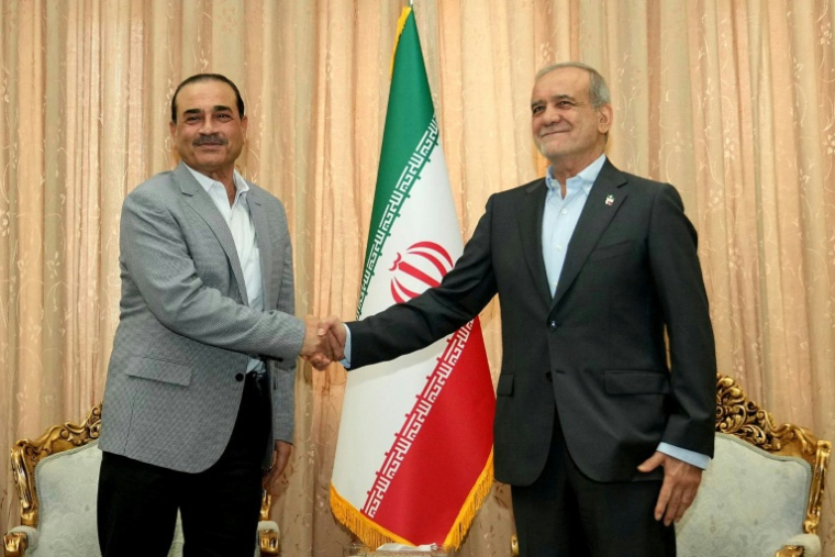 Photo fournie par la présidence iranienne montrant le président iranien Massoud Pezeshkian (à droite) et le chef de l’armée pakistanaise Asim Munir à Téhéran le 23 mai 2026 ( Iranian Presidency / - )