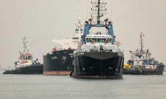 Un cargo tracté par un remorqueur dans le Canal de Suez, le 9 janvier 2023 ( SUEZ CANAL AUTHORITY / - )