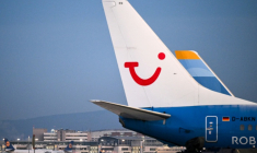 le logo du groupe TUI sur un de ses avions, Francfort le 16 décembre 2025 ( AFP / Kirill KUDRYAVTSEV )