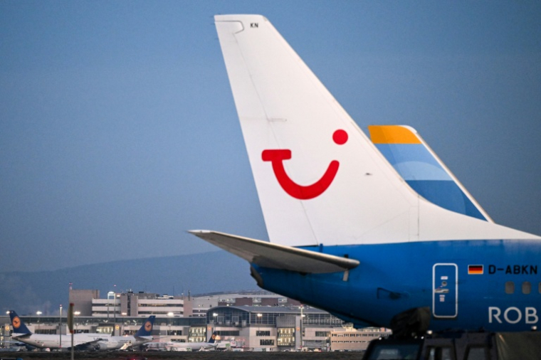 le logo du groupe TUI sur un de ses avions, Francfort le 16 décembre 2025 ( AFP / Kirill KUDRYAVTSEV )