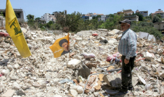Ali Hassan Najdi, 64 ans, se tient au milieu des décombres de la maison de son cousin à Deïr Qanoun en Nahr, au Liban le 16 juin 2026 ( AFP / MAHMOUD ZAYYAT )