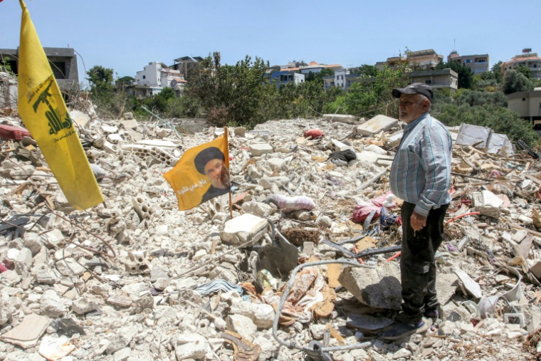Ali Hassan Najdi, 64 ans, se tient au milieu des décombres de la maison de son cousin à Deïr Qanoun en Nahr, au Liban le 16 juin 2026 ( AFP / MAHMOUD ZAYYAT )