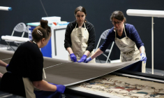 La tapisserie de Bayeux lors de son installation au British Museum à Londres le 17 juillet 2026 ( AFP / Toby Shepheard )