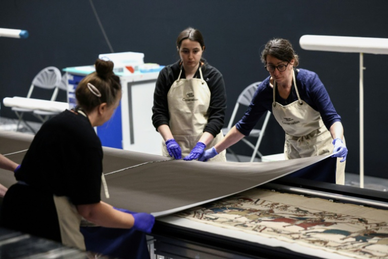 La tapisserie de Bayeux lors de son installation au British Museum à Londres le 17 juillet 2026 ( AFP / Toby Shepheard )