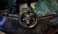 Un des objets retrouvés dans la tombe d'un prince celte à Lavau et présentés au musée d'art moderne de Troyes, le 22 janvier 2026 ( AFP / STEPHANE DE SAKUTIN )