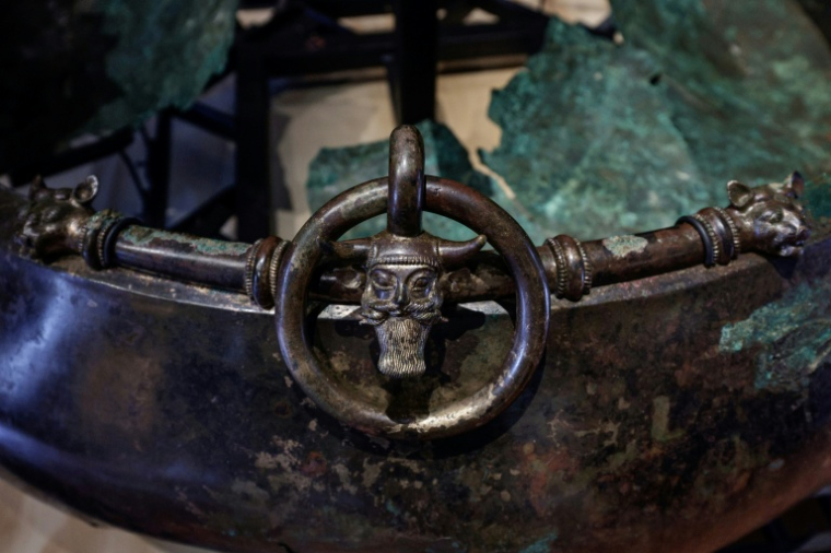 Un des objets retrouvés dans la tombe d'un prince celte à Lavau et présentés au musée d'art moderne de Troyes, le 22 janvier 2026 ( AFP / STEPHANE DE SAKUTIN )