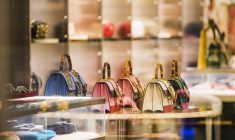 De plus en plus de marques, y compris de luxe, créent leur plateforme de seconde main. ( crédit photo : Shutterstock )