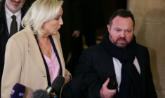 La présidente du Rassemblement national, Marine Le Pen, quitte la salle d’audience à l'issue de la première journée de son procès en appel à Paris ( AFP / Thomas SAMSON )