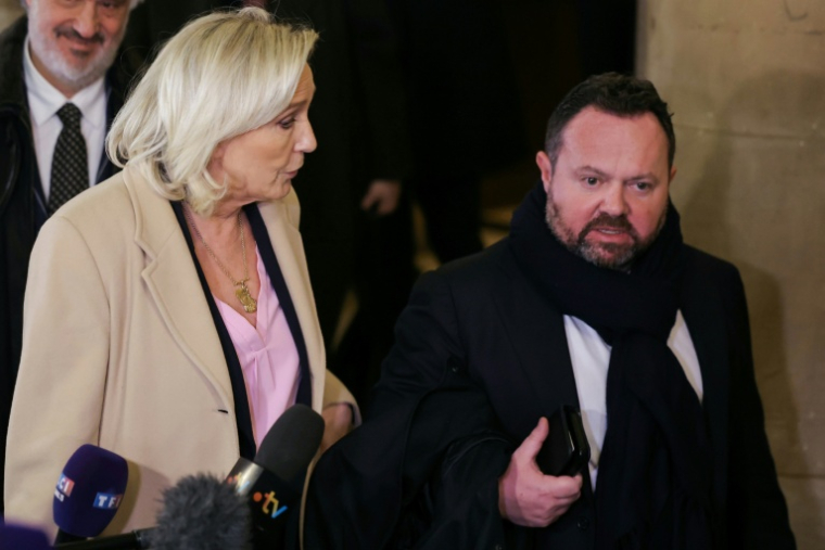 La présidente du Rassemblement national, Marine Le Pen, quitte la salle d’audience à l'issue de la première journée de son procès en appel à Paris ( AFP / Thomas SAMSON )