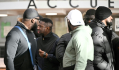 Le producteur de rap français Babiry Sacko, alias Babs (C), arrive au tribunal de Bobigny pour assister à son procès pour violences en bande organisée et cyberharcèlement, à Bobigny, en banlieue parisienne, le 15 janvier 2026 ( AFP / Julie SEBADELHA )
