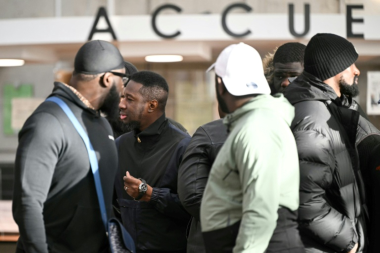 Le producteur de rap français Babiry Sacko, alias Babs (C), arrive au tribunal de Bobigny pour assister à son procès pour violences en bande organisée et cyberharcèlement, à Bobigny, en banlieue parisienne, le 15 janvier 2026 ( AFP / Julie SEBADELHA )