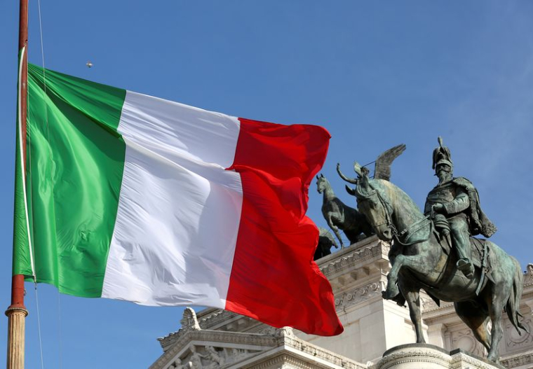 Le drapeau italien flotte dans le centre de Rome