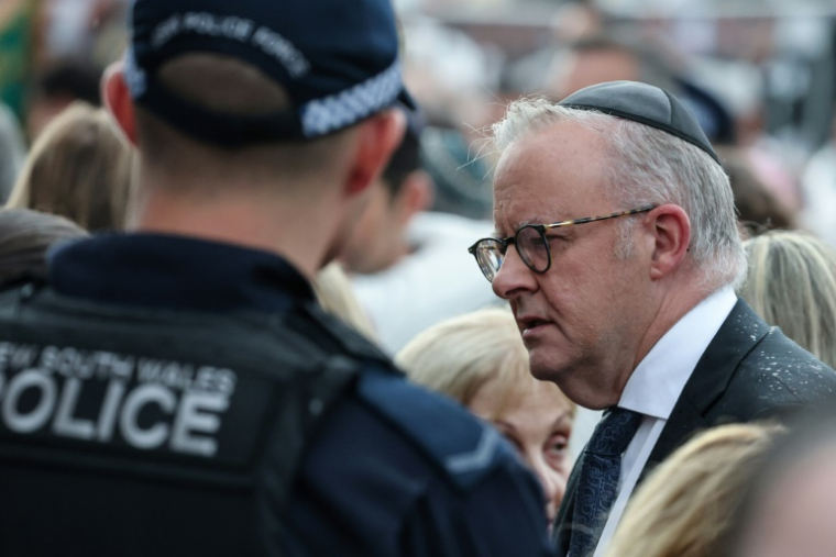Le Premier ministre australien Anthony Albanese porte une kippa lors de l'hommage aux victimes de la tuerie antisémite de Bondi Beach, le 21 décembre 2025 à Sydney ( AFP / DAVID GRAY )
