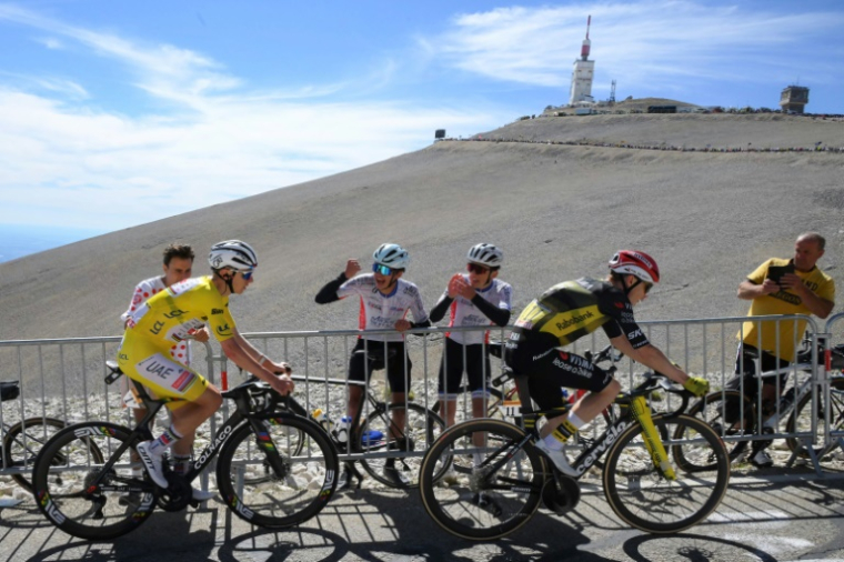 Tadej Pogacar (G) et Jonas Vingegaard à la lutte sur les pentes du Mont Ventoux, lors de la 16e étape du Tour de France, le 22 juilet 2025 ( AFP / Bernard PAPON )
